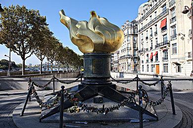 沙特首都惊现巨大PS5 索尼互娱Live From PS5活动进行中